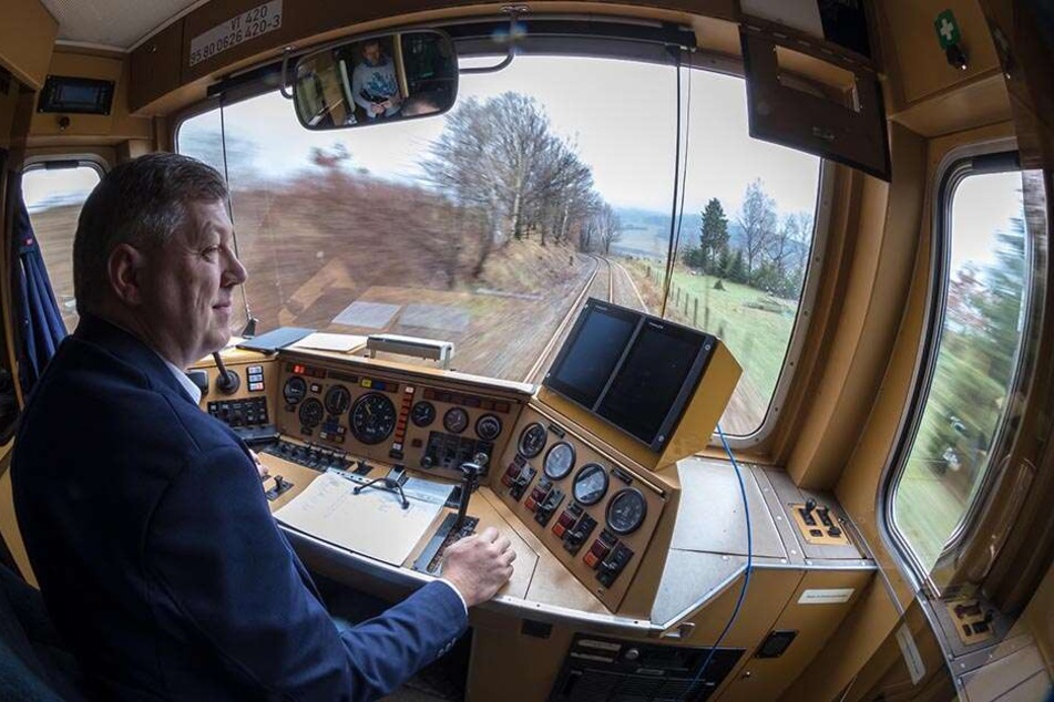 Lokführer Sylvio Köstner (50) steuert "Lucy" durch das Erzgebirge.