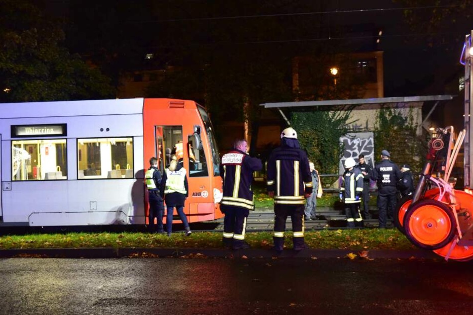 Rettungskräfte am Unfallort in der Kölner Südstadt.