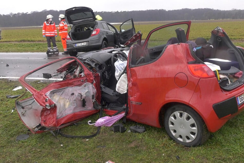 Frontalcrash bei Schneeregen: Frau stirbt, Mann schwer verletzt