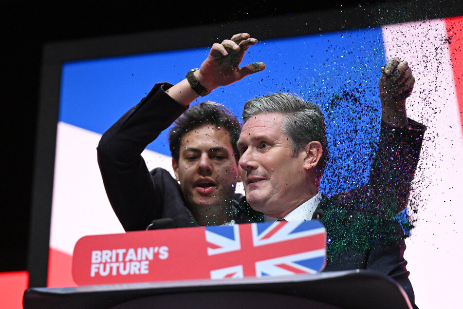 Protest mit Glitter: Ein Aktivist ließ den Chef der britischen Labour-Partei glänzen.