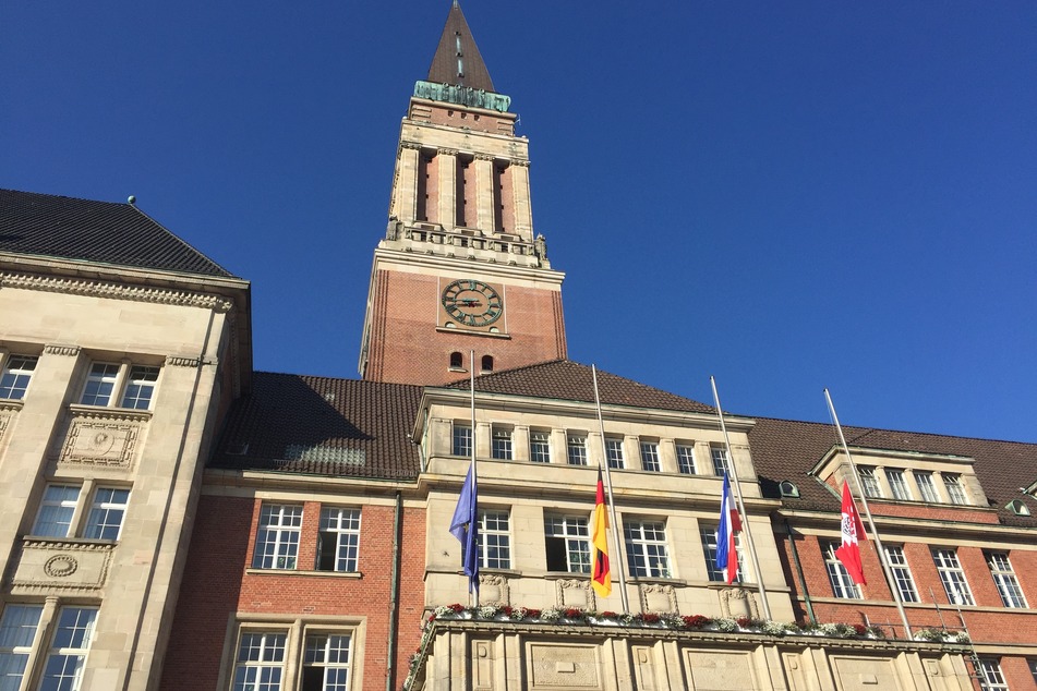 Die Fahnen vor dem Kieler Rathaus hingen nach dem schrecklichen Unglück auf Halbmast.
