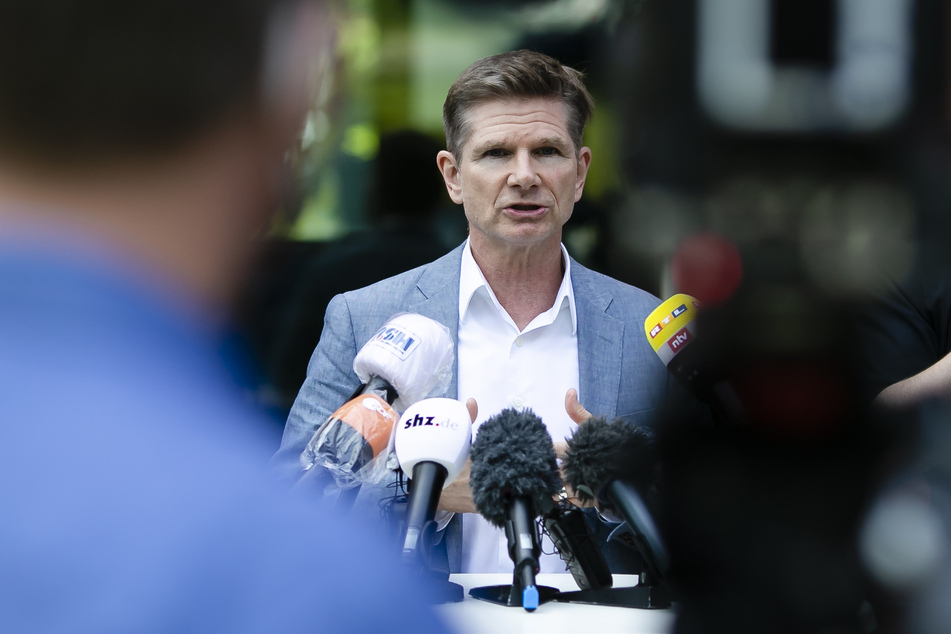 Heiner Garg (FDP), Minister für Soziales, Gesundheit, Jugend, Familie und Senioren von Schleswig-Holstein, spricht während eines Presstermins zum Thema Corona-Schutzmaßnahmen.