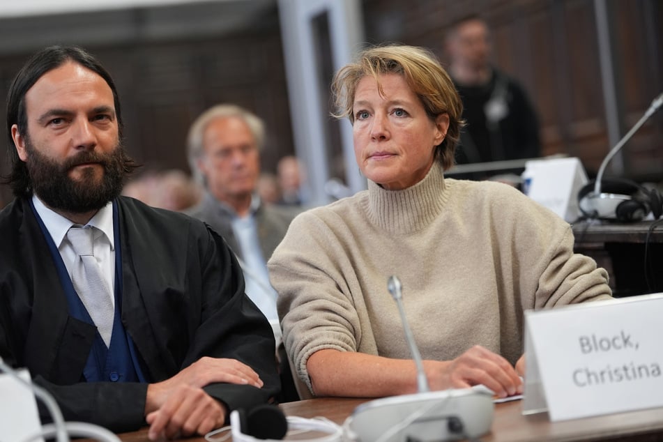 Christina Block (52) wird vorgeworfen, die Entführung ihrer zwei jüngsten Kinder in Auftrag gegeben zu haben. Hier mit ihrem Anwalt Ingo Bott (42) am Dienstag.