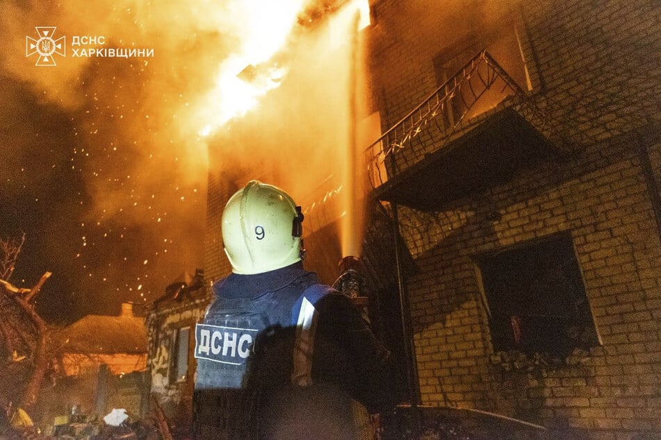 Auf diesem Foto arbeiten Rettungskräfte daran, einen Brand nach einem russischen Angriff in Charkiw zu löschen.