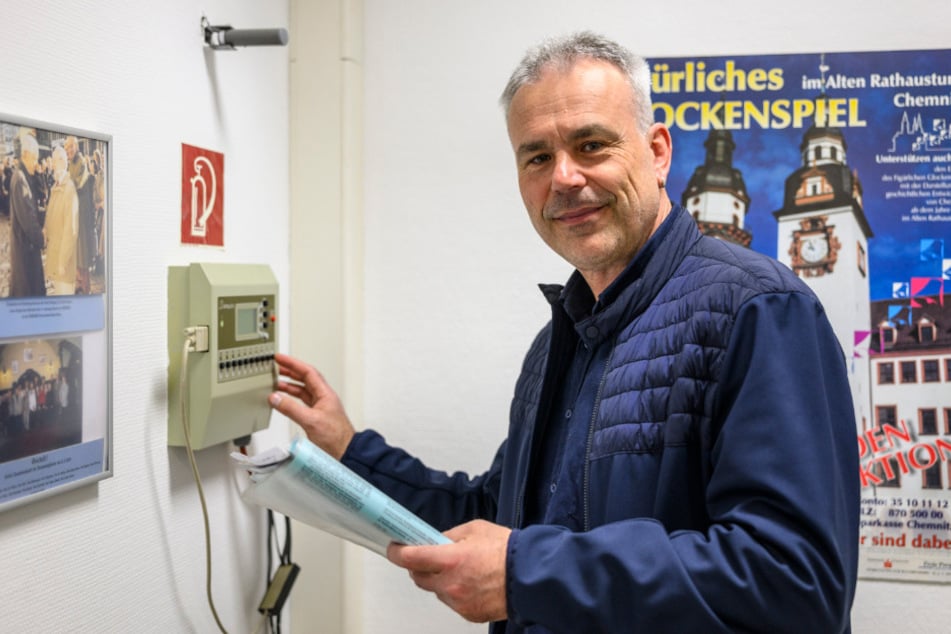 Rico Bach (57) von der Firma b-records stellt die Lieder am Computer um.