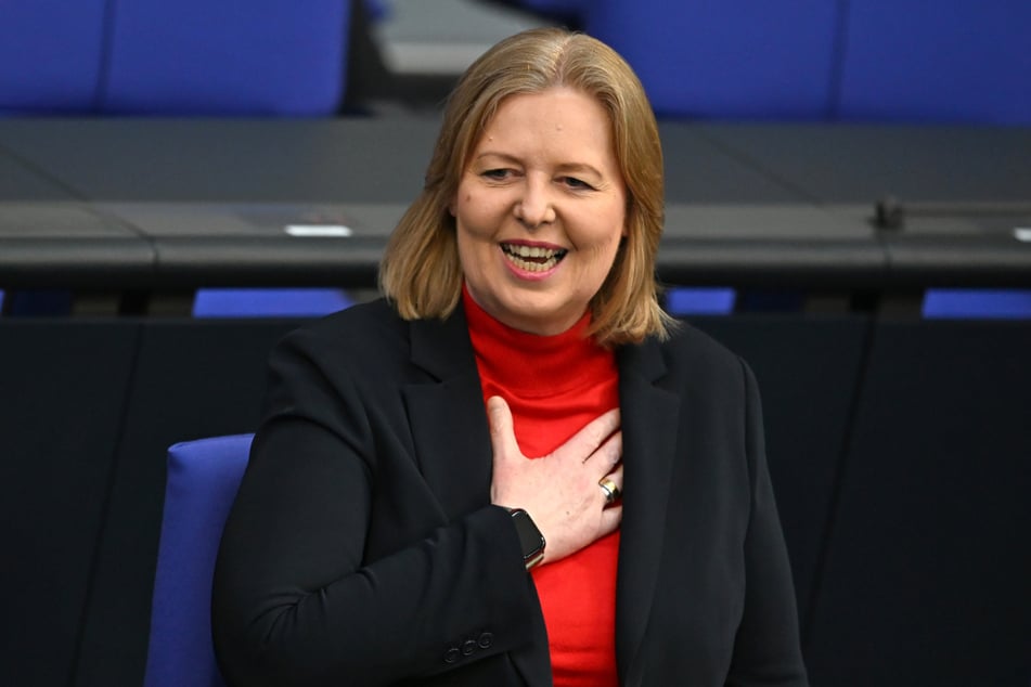 Bärbel Bas (57, SPD), Bundesministerin für Arbeit und Soziales, begründete die Erhöhung mit der guten Lohnentwicklung in Deutschland.