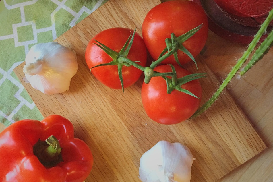 Tomaten färben ab, Knoblauch hinterlässt einen starken Geschmack – in die Spülmaschine darf das Holzschneidebrett aber auf keinen Fall!