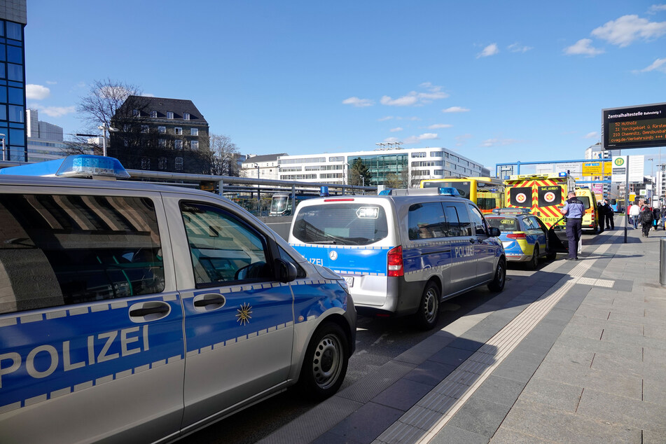 Polizeieinsatz an der Chemnitzer Zentralhaltestelle: Drei Männer schlugen am Montagnachmittag aufeinander ein.
