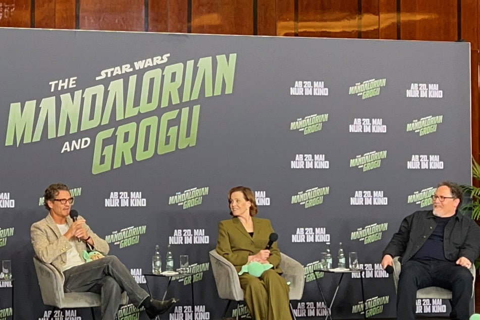 Bei der Pressekonferenz zu "The Mandalorian and Grogu" sprachen Pedro Pascal (51, l.), Sigourney Weaver (71) und Regisseur Jon Favreau (59) über den Film und ihre persönliche Verbindung zu "Star Wars".