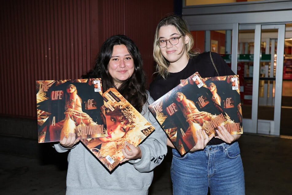 Um Mitternacht konnten amerikanische Swifties das exklusive Target-Vinyl des Albums kaufen.