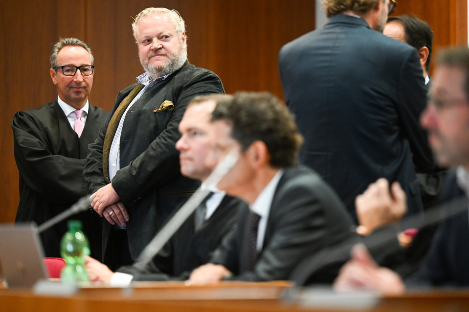 Frank H. Asbeck (r.), ehemaliger Vorstandsvorsitzender der Solarworld AG, und sein Rechtsanwalt Guido Plaßmeier im Gerichtsaal des Landgerichts.
