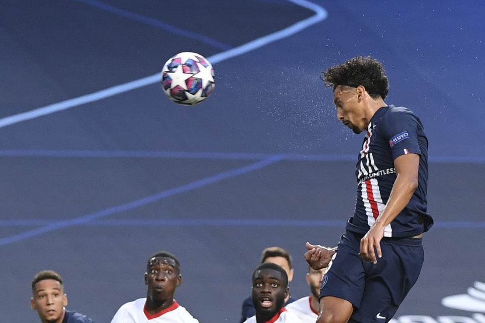 Hoch, höher, Marquinhos: Der Brasilianer steigt nach Neymar-Freistoß frei nach oben und köpft zum 1:0 für Paris ein.