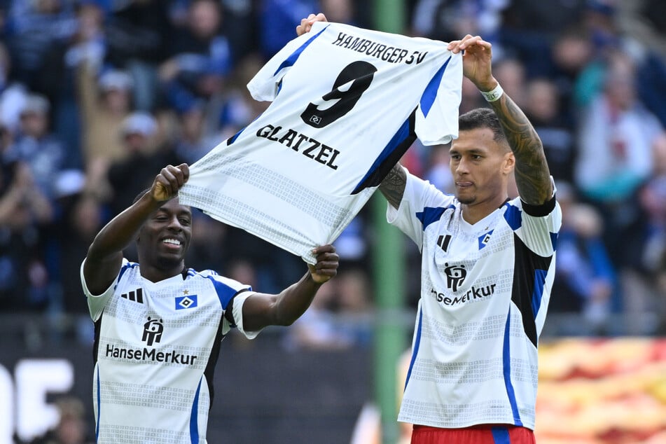 Nach dem frühen Führungstreffer gegen den 1. FC Magdeburg jubelten die HSV-Profis mit dem Trikot des verletzten Robert Glatzel.