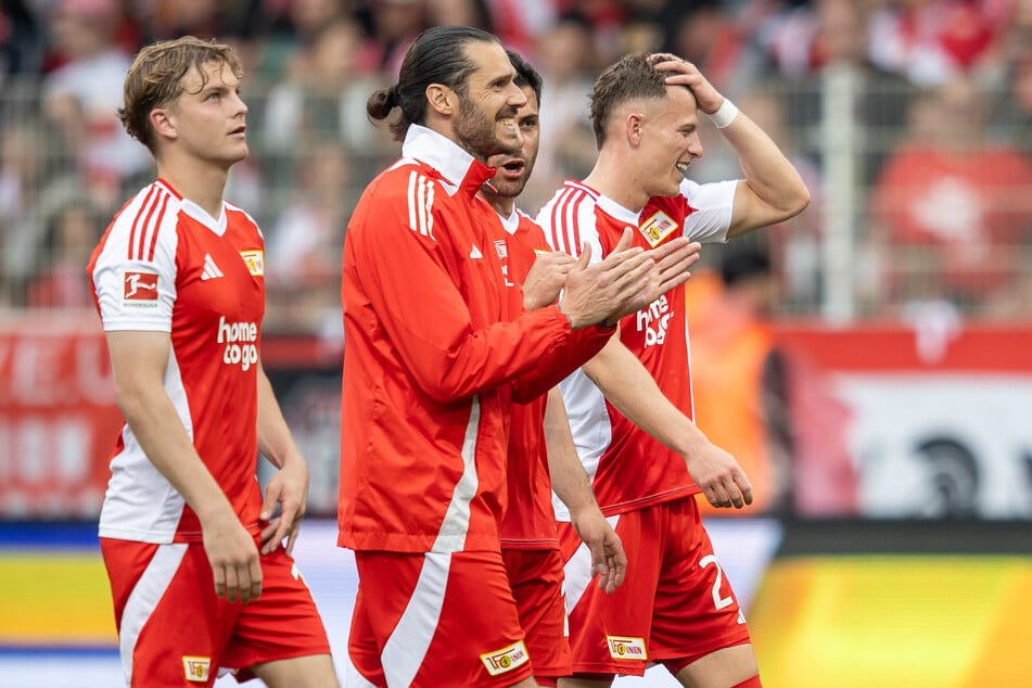 Christopher Trimmel (38, 2.v.l) bedankt sich nach dem Spiel lachend bei den Zuschauern