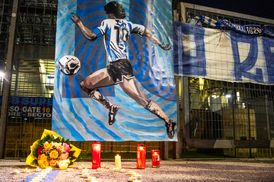 Vor dem San-Paolo-Stadion und an vielen anderen Orten wurde Diego Armando Maradona gedacht.
