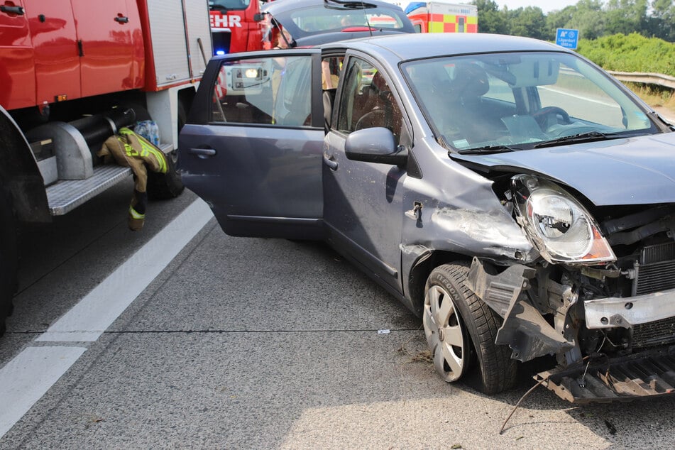 Unfall A23: Von Kind im Auto abgelenkt? Wagen auf A23 überschlägt sich mehrmals, Hubschrauber im Einsatz