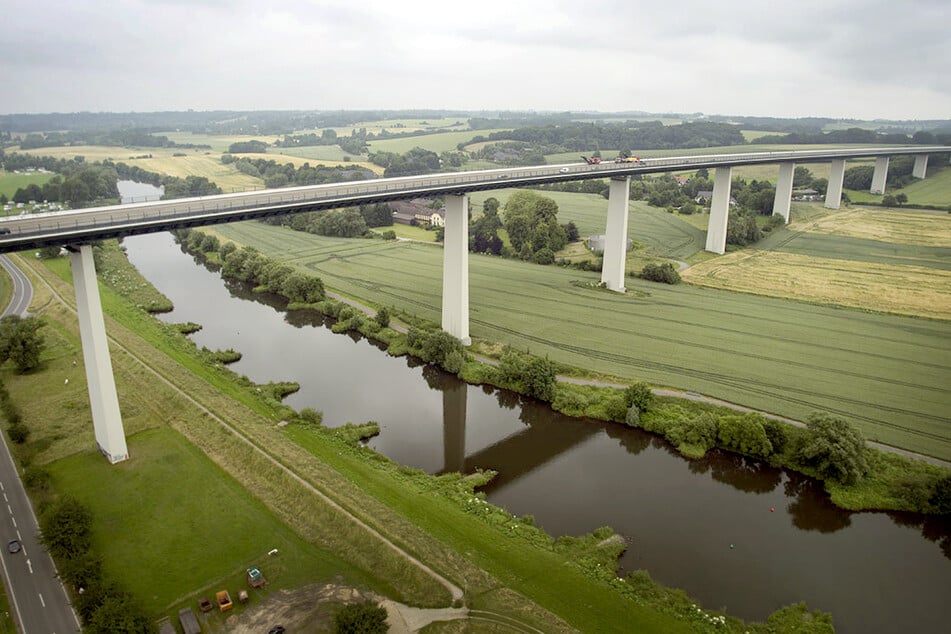 Vollsperrung auf der Ruhrtalbrücke: Wegen Schäden an einer Verbindungskonstruktion bleibt die wichtige Pendlerstrecke vorerst dicht.