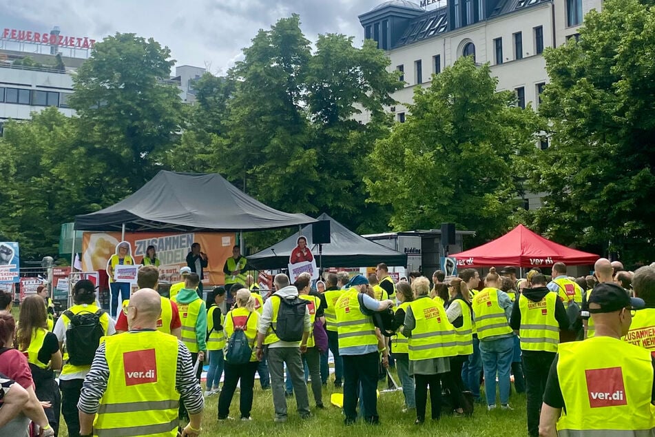 Unter dem Motto "Zusammen handeln" kamen am Wittenbergplatz Hunderte Beschäftigte aus dem Einzelhandel zusammen.