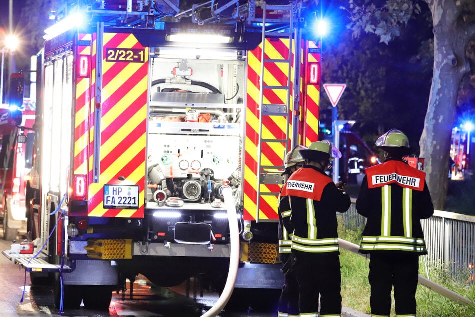 In einem Wohnblock in Bensheim brach in der Nacht zu Sonntag ein Brand aus: Zahlreiche Kräfte von Feuerwehr und Rettungsdienst rückten aus.