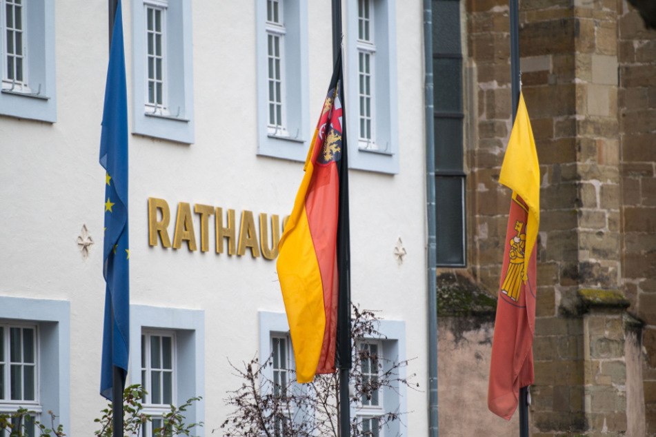 Die Flaggen vor dem Rathaus wehen zum Gedenken an die Opfer auf Halbmast.
