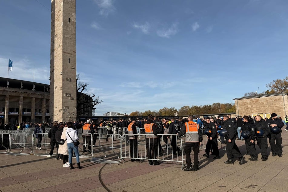 Der Einlass am Olympiastadion hat um 10.30 Uhr begonnen. Hier vor dem Osttor.