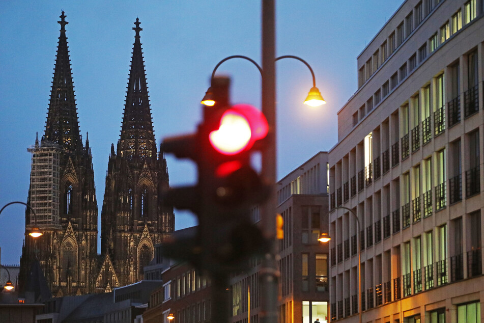 Die junge Frau soll mit ihrem Begleiter (beide 18) bei Rot über die Straße gelaufen sein. (Symbolbild)