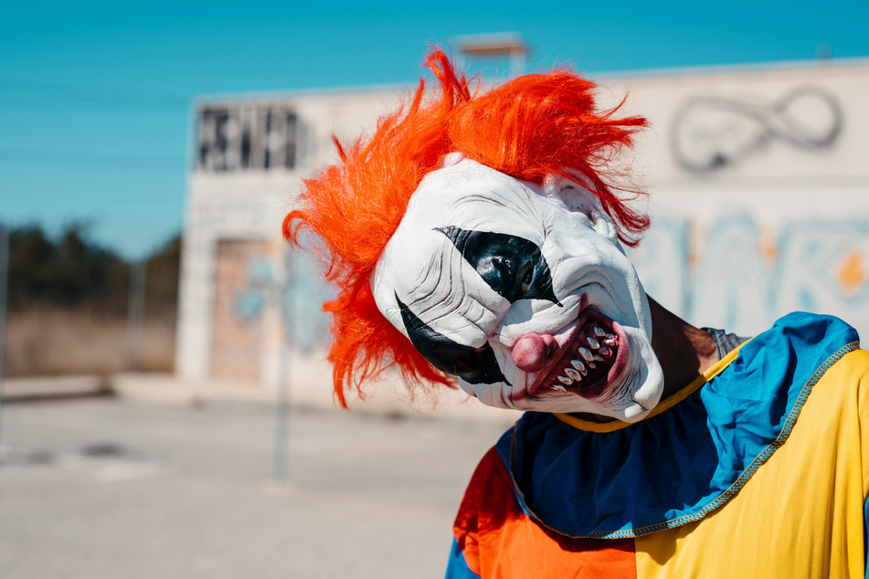 Ein Mann mit Clownsmaske bedrohte am Mittwoch den Mitarbeiter eines Geschäfts in Zerbst. (Symbolbild)