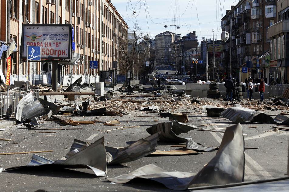 Trümmer auf den Straßen Kiews: Noch kann die Ukraine die russischen Aggressoren von der Hauptstadt fernhalten.