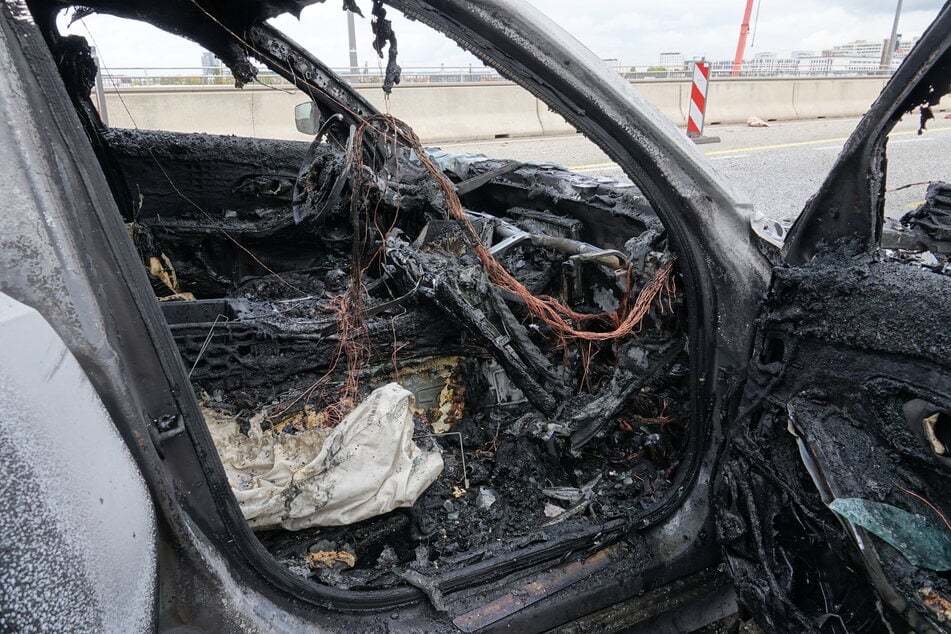 Glücklicherweise konnte sich der Fahrer noch rechtzeitig aus dem Feuer-Auto befreien.