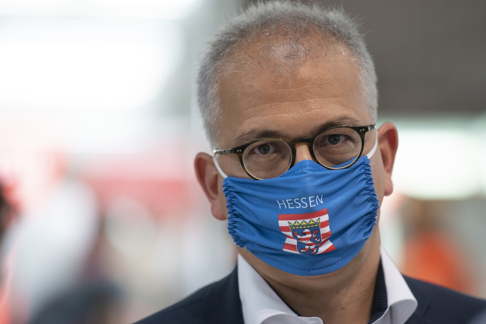 Mit einer Mundschutzmaske kommt Tarek Al-Wazir (Grüne), Wirtschaftsminister von Hessen, zur Vorstellung eines Corona-Testzentrums im Flughafen Frankfurt.