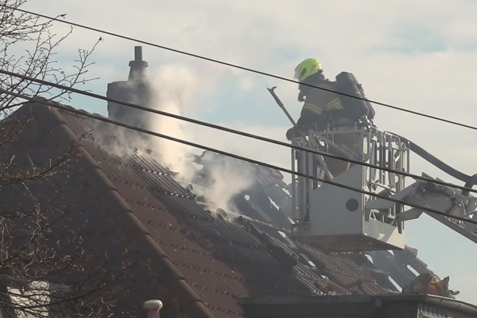 Die Feuerwehrleute kämpften sowohl von innen als auch außen gegen die Flammen an.