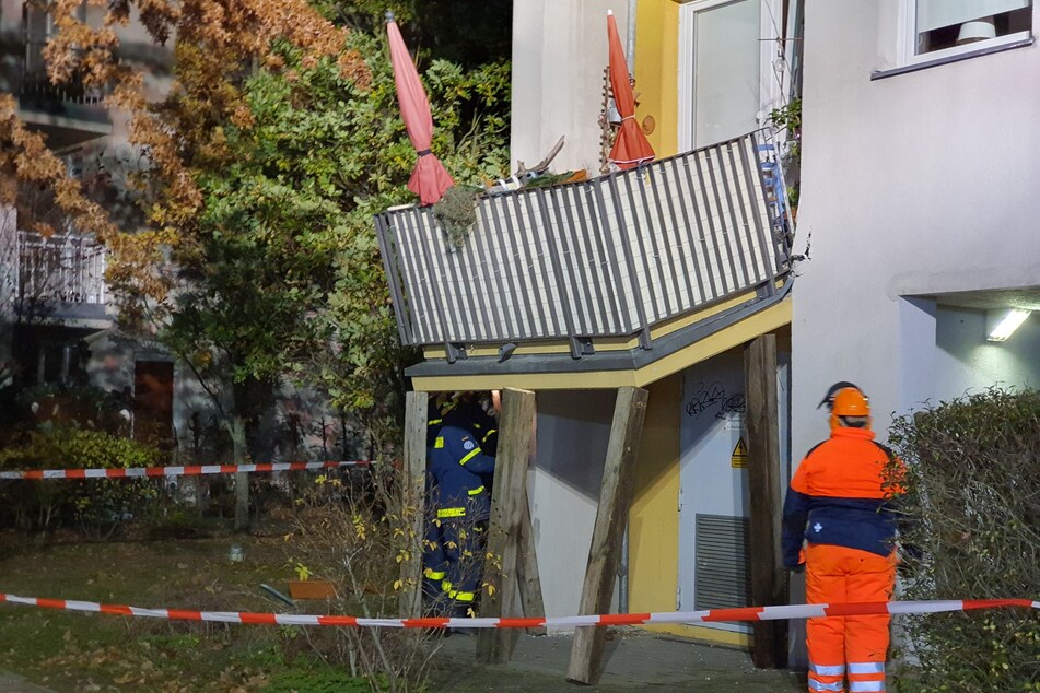 Aus bislang unbekannter Ursache ist an einem Potsdamer Wohnhaus ein Balkon im Hochparterre abgerutscht.