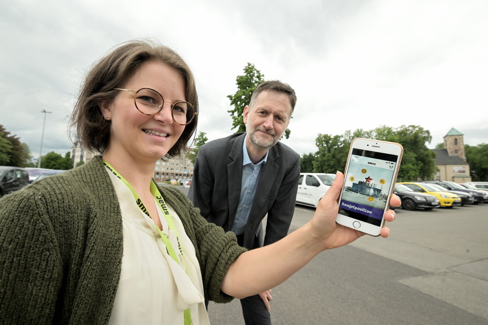 Lisa van Bömmel-Wegmann (30) und Jens Beutmann (52) holen den Sowjetpavillon auf den Johannisparkplatz zurück.