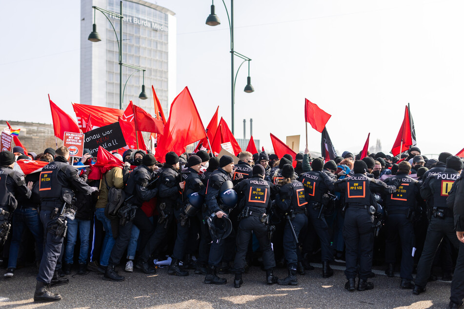 Polizisten schieben Demonstranten bei einem Protestzug gegen den Landesparteitag der AfD Baden-Württemberg zurück.