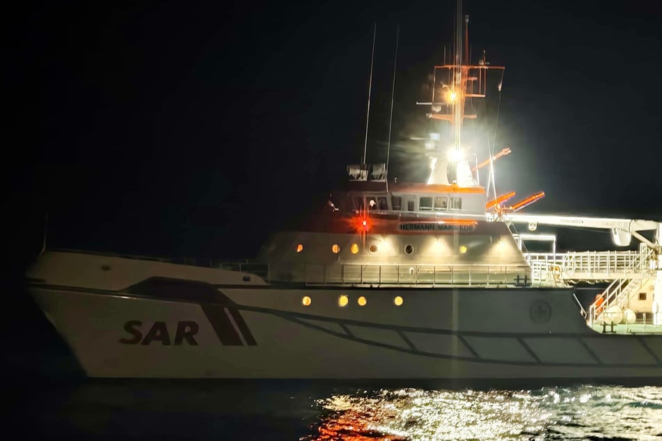 Notfall auf der Nordsee! Seenotretter eilen erkranktem Seemann zu Hilfe