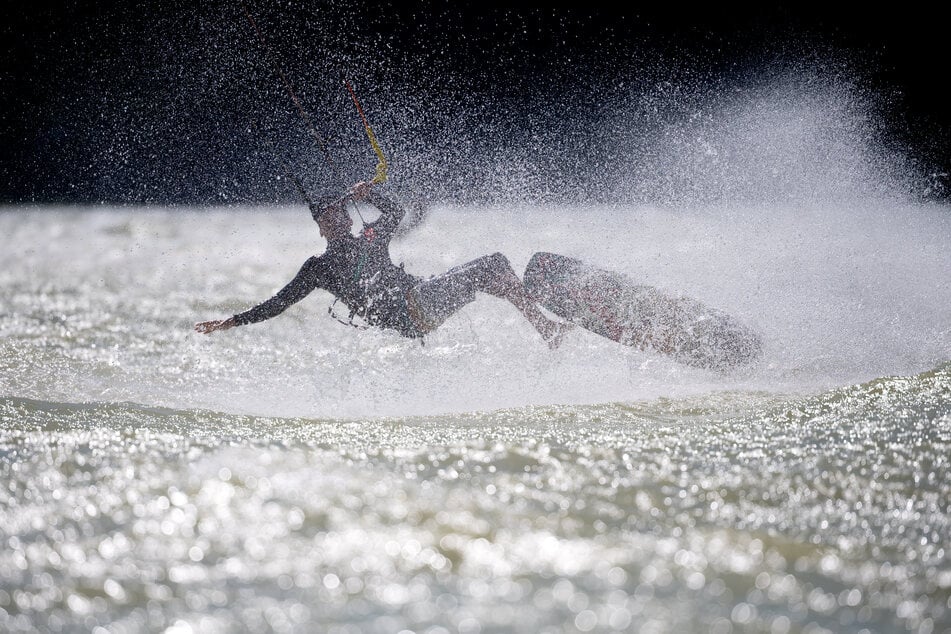Mann will Kitesurferin aus Nordsee retten und gerät selbst in Not