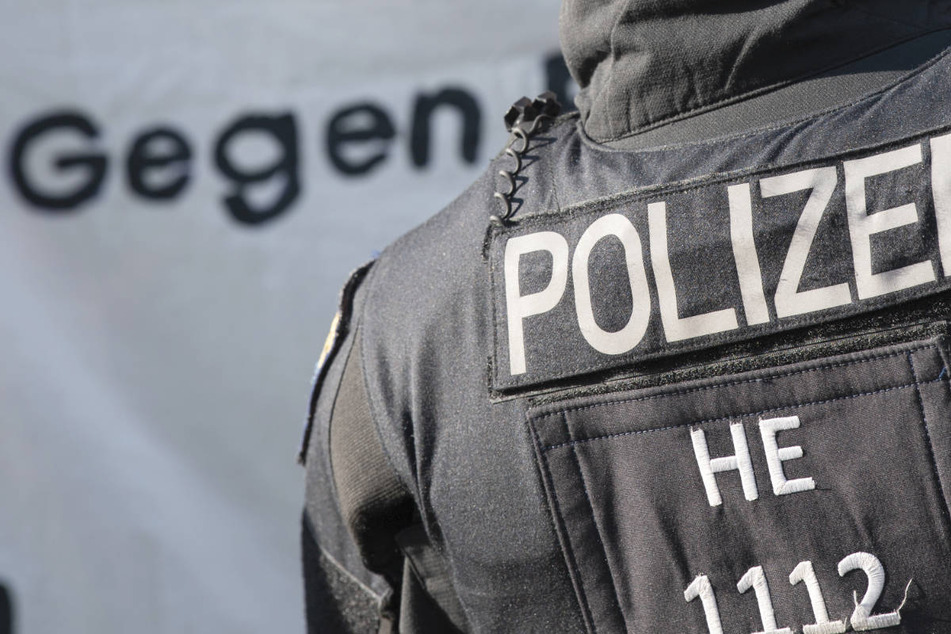 Der Frankfurter Polizist, gegen den im Zusammenhang mit einer Chatgruppe mit rechtsextremen Inhalten ermittelt wird, machte im "NSU 2.0"-Prozess von seinem Aussageverweigerungsrecht Gebrauch.