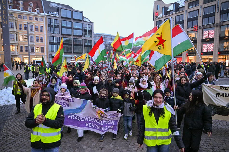 In der Spitze bis zu 800 Menschen liefen auf der Rojava-Demo durch Leipzig.