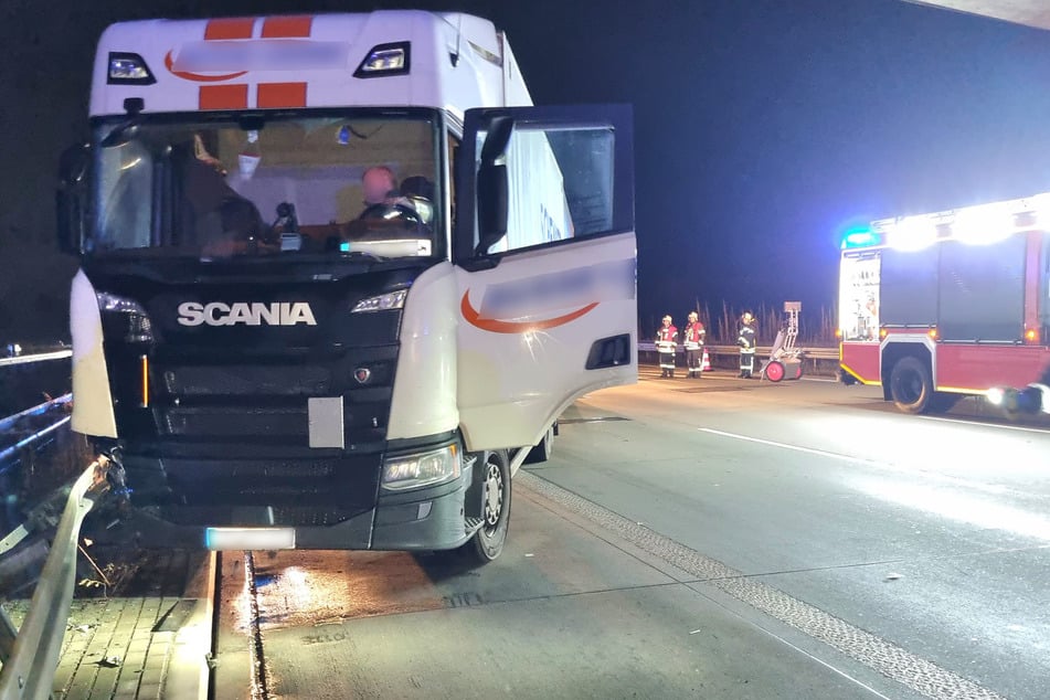 Der Lkw verunfallte am Schkeuditzer Kreuz.