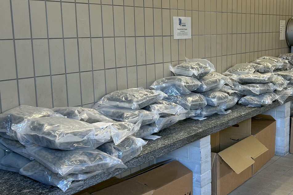 56 Kilo Marihuana aufgereiht in den Räumen des Zolls.