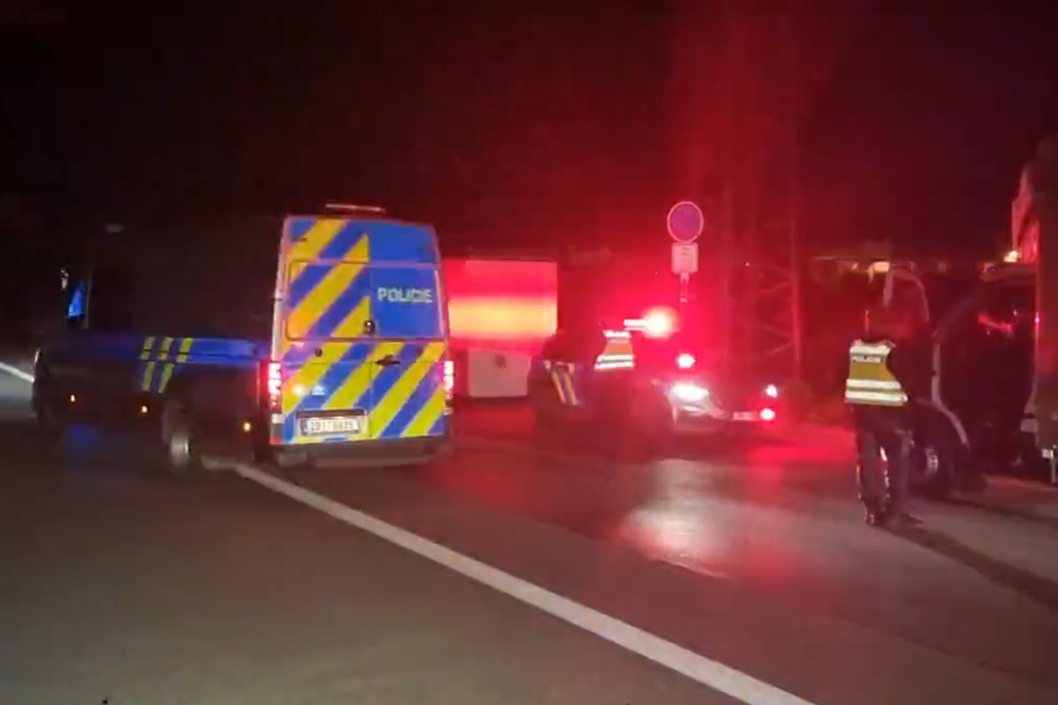 Auf Twitter zeigt die tschechische Polizei Szenen des Einsatzes am Donnerstagabend.