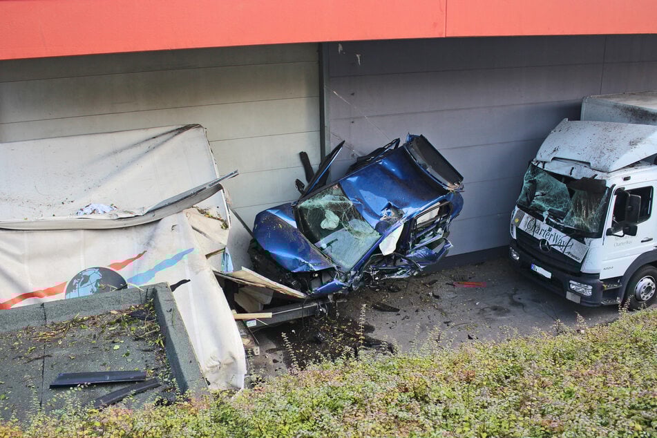Bei dem Unfall entstand unter anderem Schaden an einem Lkw sowie einem umgeknickten Baum.