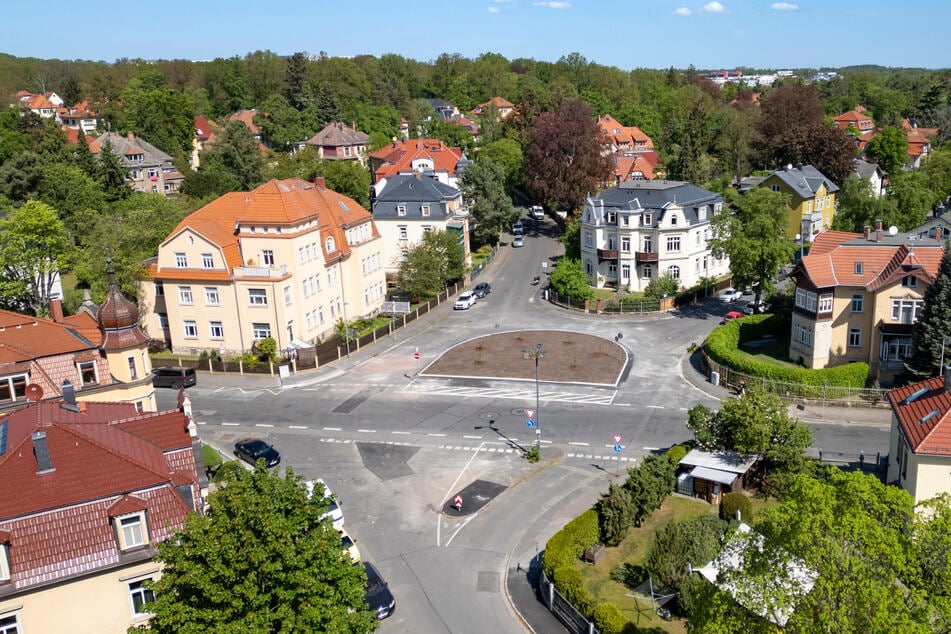 Von tristem Grau in lebendiges Grün: Der Königswaldplatz in Klotzsche wird über den Sommer eine farbenfrohe Wandlung erfahren.