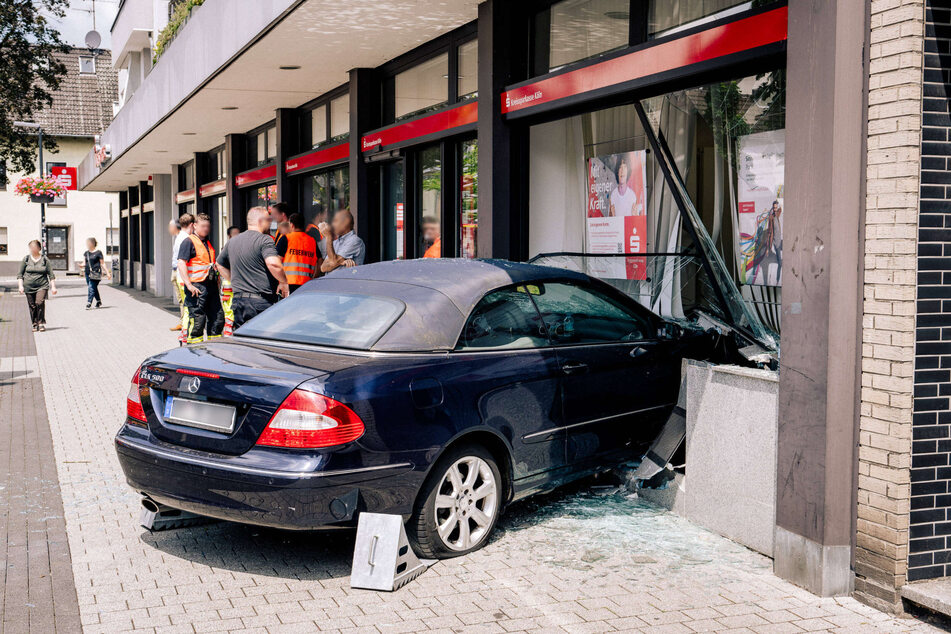 Rentner verwechselt Gas und Bremse: Mercedes kracht durch Glasfront in Bankgebäude