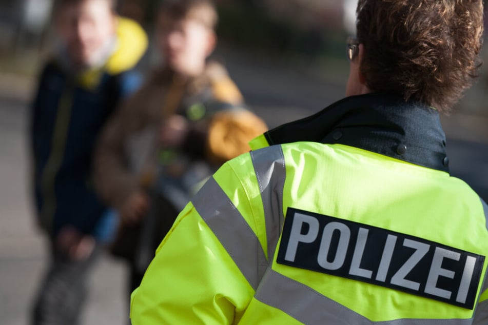 Polizeistreifen um das Schulgelände sind wachsam: Taucht der Unbekannte wieder auf? (Symbolbild)