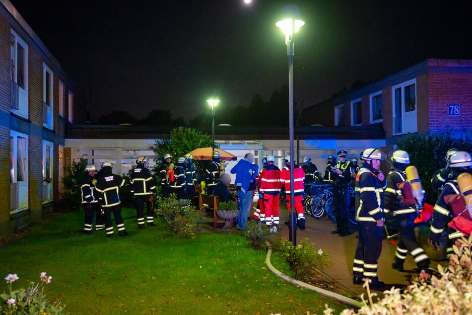 Die Feuerwehr war mit 25 Einsatzkräften vor Ort um den Brand zu löschen.