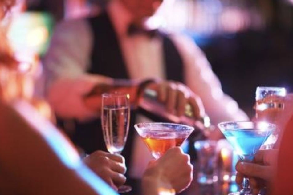 Mit Alkohol soll der Mann weibliche Gäste gefügig gemacht haben.