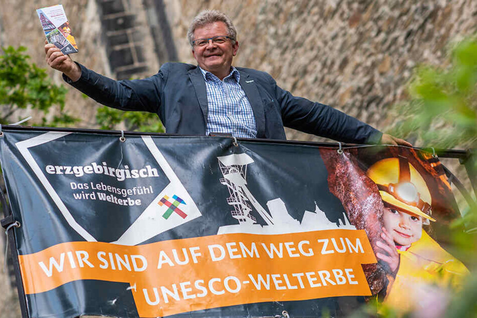 Sollte das Erzgebirge den Welterbetitel bekommen, will Wirtschaftsförderungs-Geschäftsführer Matthias Lißke (59) die Plakate so schnell wie möglich austauschen.