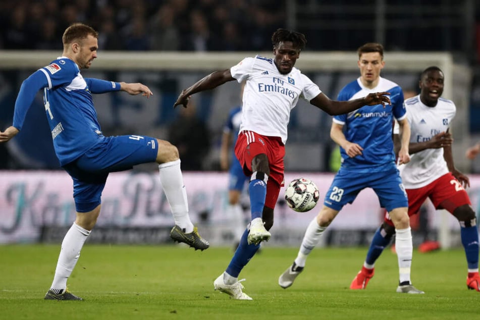 Hamburgs Bakery Jatta und Magdeburgs Jan Kirchhoff kämpfen um den Ball.