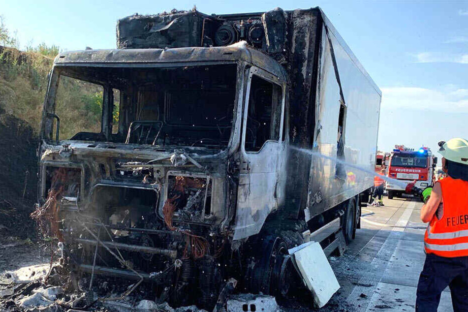 Dresden: Sperrung! Lkw fängt auf A17 Feuer